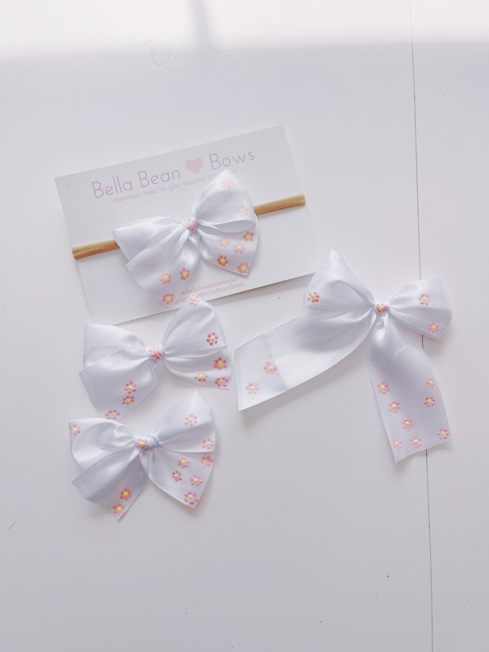 Satin Bow ~ 1.5" // Hand-painted Daisies // White